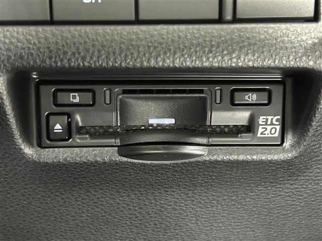 【ETC】有料道路を利用する際に料金所で停止することなく通過できる、ETC車載器（ノンストップ自動料金収受システム機器）が装備されています。セットアップを行うことで利用可能になります。