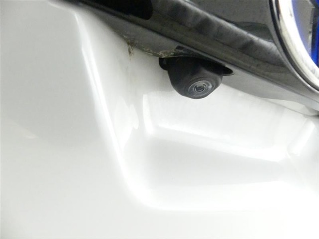 バックカメラが付いているので後方確認が非常にしやすいです。今や運転初心者も熟練者も必須装備！ついていて損はないですね♪