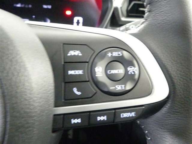 アダプティブクルーズコントロール機能付きです。走行中に先行車の様子を検知しながら、設定した車速の範囲内で先行車との距離のキープを支援します。詳細は販売店スタッフまでおたずねください。