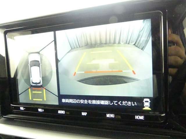 パノラミックビューモニター付きです。車両を上から見たような映像をディスプレイオーディオ画面に表示。運転席からの目視だけでは見にくい、車両周辺の状況をリアルタイムでしっかり確認できます。