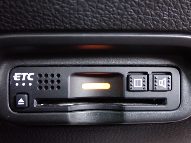 ■【ETC車載器】が装備されています。セットアップをしてお渡しとなり、ETCカードを差し込むだけで高速道路の利用が可能です。