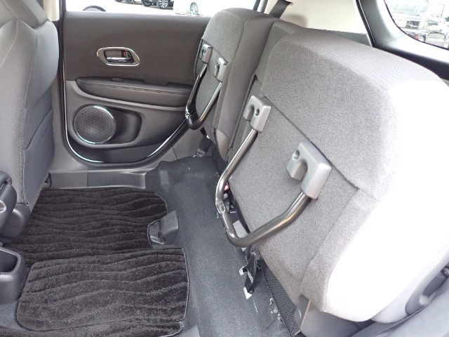 ◆チップアップ＆ダイブダウン機構付【ULTR SEAT】は後席座面を左右分割で跳ね上げることができます。トランクで積載できない背の高い荷物をラクラク収納できます。ホンダ車ならではの人気装備です。