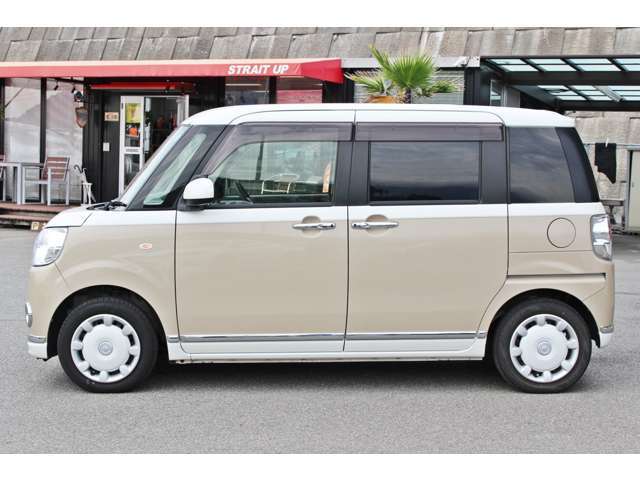 ☆車線逸脱機能付き☆左右の区画線を認識し、システムが進路を予測した上で車両が車線から逸脱する危険があると判断すると音と表示で注意喚起する機能です。