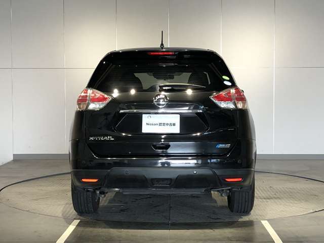 前・後方に車両や壁などの障害物がある場合、クルマが誤操作を察知して、衝突を未然に防ぎます。