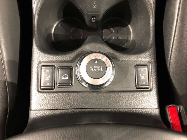 4WD(4WDMODEスイッチ付き)です☆　あらゆる路面に対応する電子制御4WDシステムで滑りやすい路面でも安定した走りを実現。燃費向上にも貢献します。