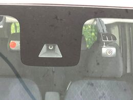 【インテリジェントエマージェンシーブレーキ】フロントカメラで前方の車両や歩行者を検知。衝突しそうな時は衝突被害軽減ブレーキが作動、衝突回避をサポート。より安全にドライブをお楽しみいただけます。