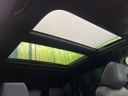 【サンルーフ】開放感たっぷりの希少装備、サンルーフが装着されています！車内に明かりを取り入れたり景色を楽しむ以外にも、車内の空気も簡単に換気できて快適です！