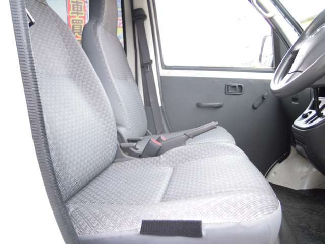 運転席シート汚れはありませんが、側面が破れあり。