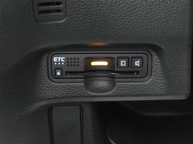【ETC】有料道路を利用する際に料金所で停止することなく通過できる、ETC車載器（ノンストップ自動料金収受システム機器）が装備されています。セットアップを行うことで利用可能になります。