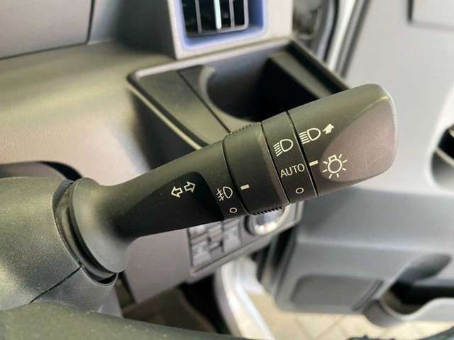 夕暮れ時やトンネル内への進入時等に、自動でライトオン！　オートライト機能付☆