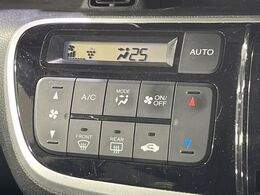 【オートエアコン】一度お好みの温度に設定すれば、車内の温度を検知し風量や温度を自動で調整。暑い…寒い…と何度もスイッチ操作をする必要はありません。快適な車内空間には必須の機能ですね♪