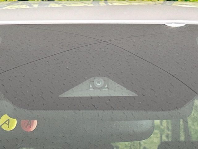 【エマージェンシーブレーキ】走行中に前方の車両等を認識し、衝突しそうな時は警報とブレーキで衝突回避と被害軽減をアシスト。より安全にドライブをお楽しみいただけます。