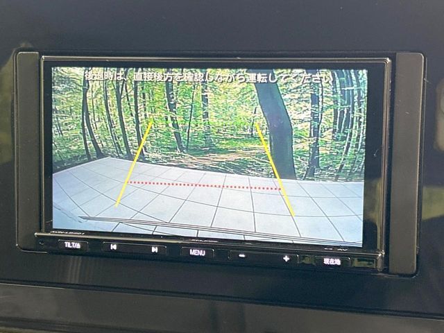 【バックカメラ】駐車時に後方がリアルタイム映像で確認できます。大型商業施設や立体駐車場での駐車時や、夜間のバック時に大活躍！運転スキルに関わらず、今や必須となった装備のひとつです！