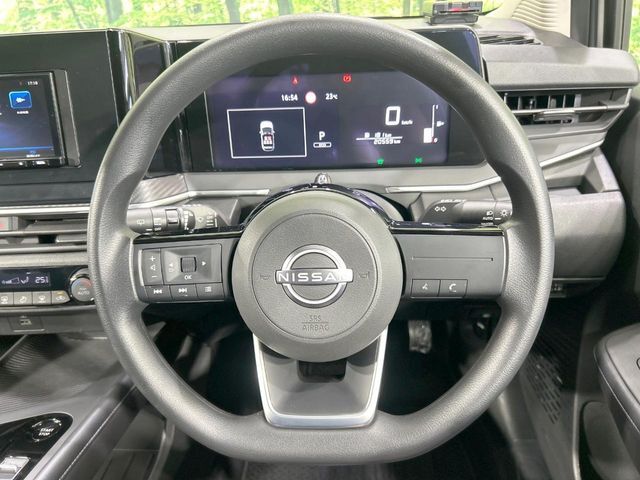 インテリアに合わせたデザインのステアリングは、運転される方のことも考え、運転しやすい形状、大きさです。是非一度、実際に触ってお確かめください。