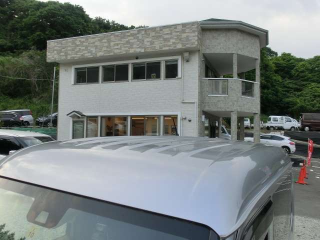 ドライブレコーダー3万円。フロントカメラもリヤカメラもあります、運転時に前後両方も同時記録できます。あおり運転にあっても心配しない、車をバックする時も後方見えて安心です。