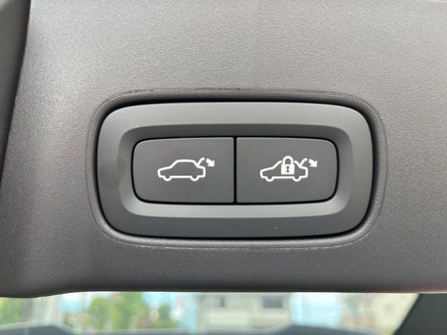 【パワーバックドア】スマートキーや運転席のボタンを押すだけでリアゲートが自動で開閉します！荷物を持っている時や、高い位置にあるバックドアを閉める際に便利な機能です。