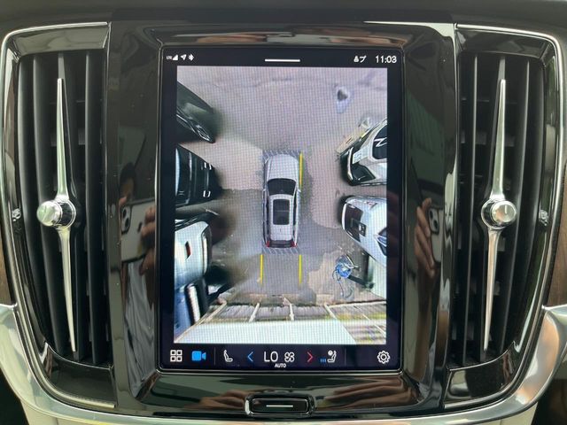 【360°ビューカメラ】4台の高解像度カメラで360度の鳥瞰図を表示。隣の車や壁、死角にある障害物などを画面で確認できるため、狭いスペースでの駐車・出入りも安心です。