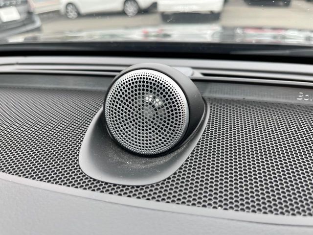 【Bowers　＆　Wilkins】ボルボのプレミアムオーディオ。車内空間という特殊な環境に100年以上の伝統を持つイェーテボリ交響楽団の音響を再現した「コンサートモード」を搭載。