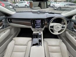 プラグインハイブリッドモデルのV90が入庫しました！プレミアムサウンドをオプション装備やGoogleナビを搭載しております！さらに快適機能や安全装備は標準装備！スタッフお勧めの一台です！