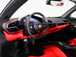 こちらの車両は、珠玉の特注ボディカラー「Bianco Italia」とエモーショナルな「Rosso Ferrari」のインテリアを組み合わせ、見る者すべてを魅了するコントラストを実現しています。