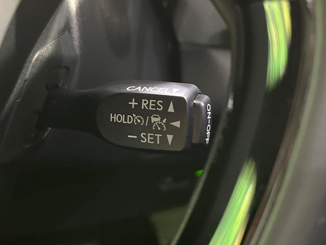 【レーダークルーズコントロール】高速道路での長距離走行が楽に！！自動で速度を保つクルーズコントロールが、衝突軽減システムと連携し、前方の車両を感知して車間を保つように速度調節してくれます！！