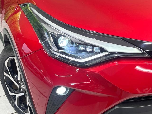 【LEDヘッドライト】悪天候や夜間走行時も良好な視界を確保し安心して運転できる高輝度LEDヘッドライトを装備！点灯速度が早く、消費電力も抑えられています。