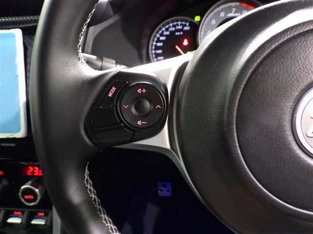 ステアリングスイッチ装備！運転しながら手元でオーディオの操作などができます。