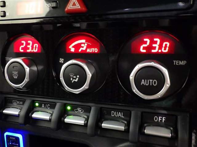 運転席・助手席・独立型オートエアコン。運転手とパートナー別々の温度設定が出来快適なドライブが楽しめます！！
