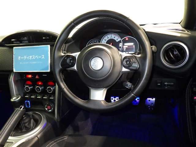 運転の際、常に目にする部分だけにシックで飽きのこないデザインが良いですね。