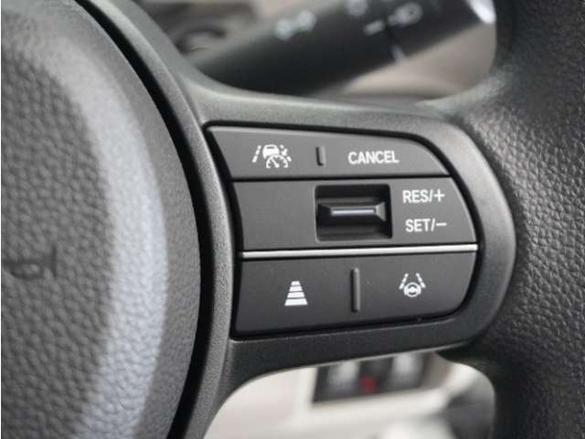 【渋滞追従機能付アダプティブクルーズコントロール】カメラが先行車との車間距離を測定。高速道路の渋滞時に適切な加減速を行い運転者がアクセルやブレーキを操作せずに走行、停車出来るよう支援します。