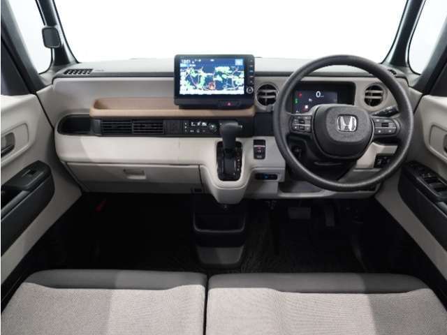 視界広々で運転しやすくロングドライブでも疲れを感じさせないすっきりとまとまったインパネ周りです。