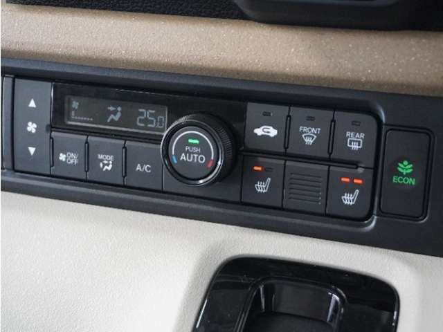 ◆オートエアコン装備◆　お好みの温度を設定をするだけで、後は、自動で風量を調節してくれます！快適にドライブが楽しめます。