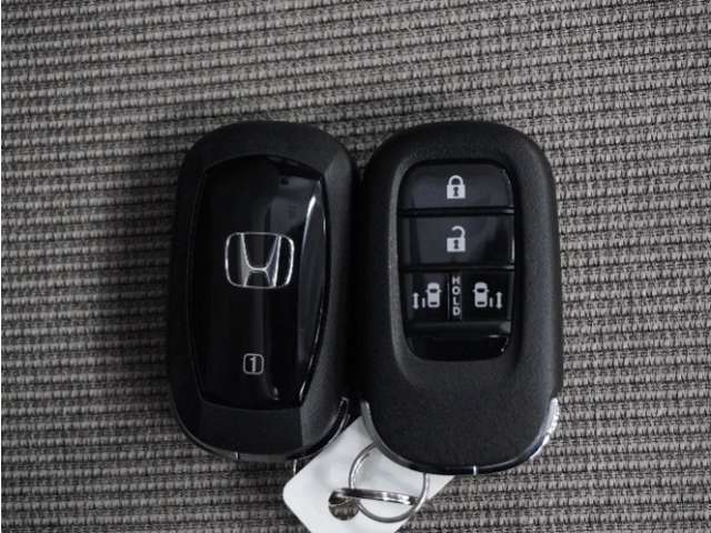 ◆スマートキー◆カギをバッグやポケットに入れたままでもドアロックの開閉ができる『スマートキー』付き！雨天や暗くなってもカギを取り出す必要がなくドアの開錠＆エンジンも始動できます