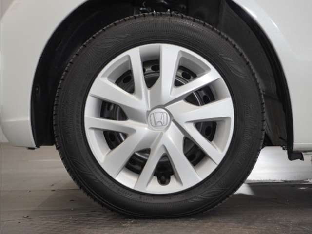 ホイールキャップを装着したスチールホイールです♪ホイールが鉄製なので耐久性があり、お手入れも簡単です。