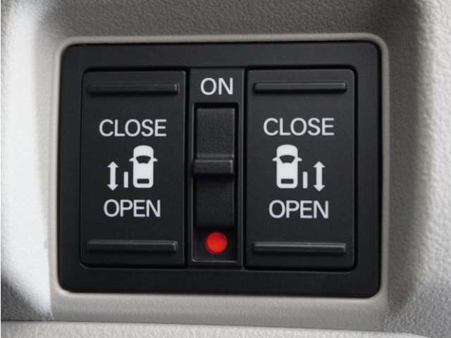 ◆両側電動スライドドア◆狭い駐車場でも乗り降りが楽々♪お子様が隣の車にドアを当ててしまう心配もございません！小さなお子様連れの方もこれで安心。