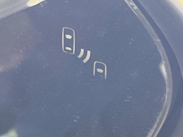 【ブラインドスポットモニター】走行中、ドアミラーの死角になりやすい箇所に後続車が接近するとサイドミラーのレンズに警告を表示！ドライバーに注意喚起をしてくれます。