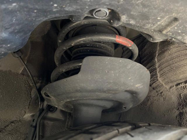 お車を安心してお乗りいただく為には、足回りの定期点検が欠かせません。サービスサポート（有償保証）では無料点検もご提供しており、安心のカーライフをお過ごしいただけるサポート体制が整っています。