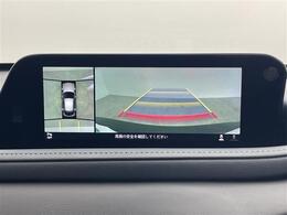 【360°ビュー・モニター】まるでクルマを真上から見下ろしたかのような視点で駐車をサポートします！クルマの斜め後ろや真横など、前後左右の4つのカメラの映像が合成されて、モニターに映し出されます。