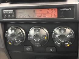 【オートエアコン】一度お好みの温度に設定すれば、車内の温度を検知し風量や温度を自動で調整。暑い…寒い…と何度もスイッチ操作をする必要はありません。快適な車内空間には必須の機能ですね♪