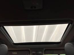 【サンルーフ】開放感たっぷりの希少装備、サンルーフが装着されています！車内に明かりを取り入れたり景色を楽しむ以外にも、車内の空気も簡単に換気できて快適です！