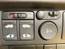 両側自動ドアのスイッチも運転席にあります！安全確認をしながらの操作が出来ますので、小さなお子様がいても安心ですよ！