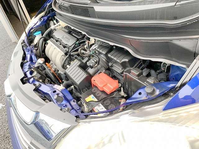 エンジンルームの状態もキレイで機関も良好です！当社では仕入時に90ヵ所以上の点検項目の確認や試乗も実施してます！問題のない車両を店頭にて販売しております！