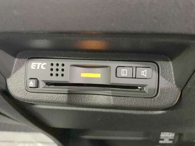 人気のオプション、ビルトインETC付き！料金所もノンストップ通過で渋滞知らず！後から付けると2万円前後はするオプションですので、最初から付いているのは嬉しいですね！