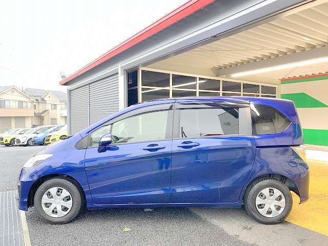 両側パワースライドドア付きで乗り降りもラクチンですね！後付けは不可能な装備ですし、かなり希少ですので探している方はお早めにっ！小さなお子様がいるご家庭にオススメです！