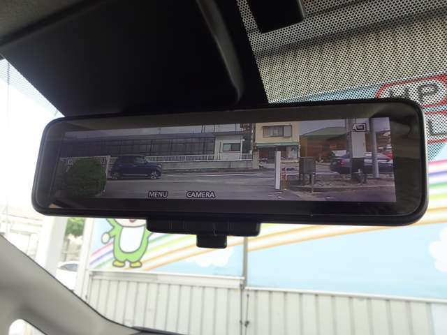 スマートルームミラー画像になります。リアシートに人が乗ってる時やトランクに荷物がたくさん積んでルームミラーが使えないときに便利なオプションです！