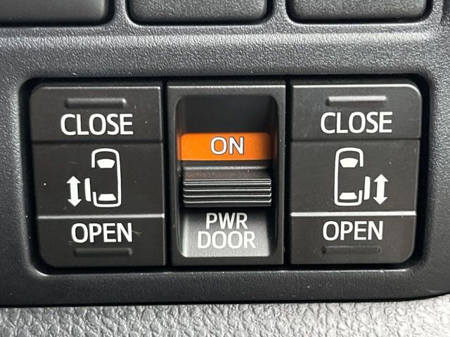 【両側パワースライドドア】スマートキーや運転席のスイッチで後席両側スライドドアの開閉が可能♪電動だから力を入れてドアを開ける必要が無く、小さなお子様でも簡単に開け閉めでき快適です♪
