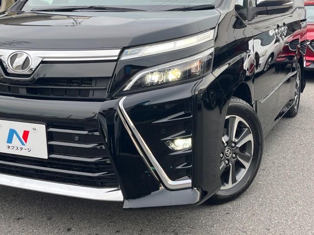 【三眼LEDヘッドライト】スタイリッシュな見た目の三眼LEDヘッドライトを装備♪スタイルだけでなく、夜間の走行も視界良好で安心してお乗りいただけます。
