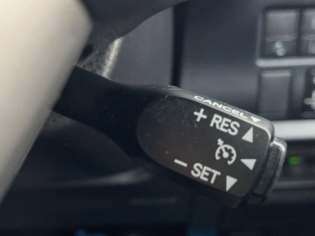 【クルーズコントロール】高速道路もラクラク走行。アクセルを離しても一定速度で走行ができ、長距離運転時の負担を軽減！加速・減速も簡単なスイッチ操作で調整できます。