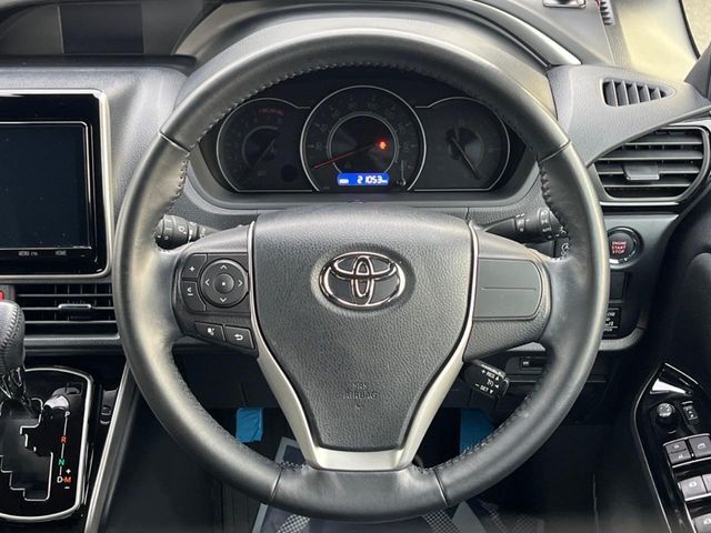 【純正革巻きステアリング】上質な革を使用することで、手にしっかり馴染みとても運転しやすいハンドルです♪