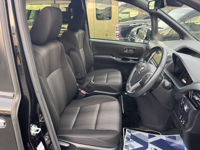 運転席シート廻りは使用感も少なく、良好な状態となっています。丁寧に使われていたことがよくわかりますね。